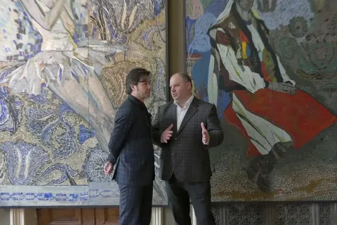 Visitors to the exhibition of paintings by Valery Geghamyan at the Chocolate House, fragment 15