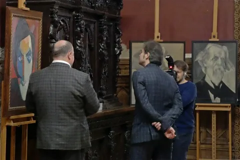Visitors to the exhibition of paintings by Valery Geghamyan at the Chocolate House, fragment 17